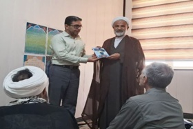 حجت‌الاسلام مصلح، امام جمعه شهرستان دشتستان، به همراه هیئتی در اداره منابع طبیعی و آبخیزداری این شهرستان حضور یافت و ضمن شرکت در نماز جماعت، از تلاش‌های این مجموعه در صیانت از انفال و اجرای طرح‌های بیابان‌زدایی و جنگل‌کاری و آبخیزداری قدردانی کرد