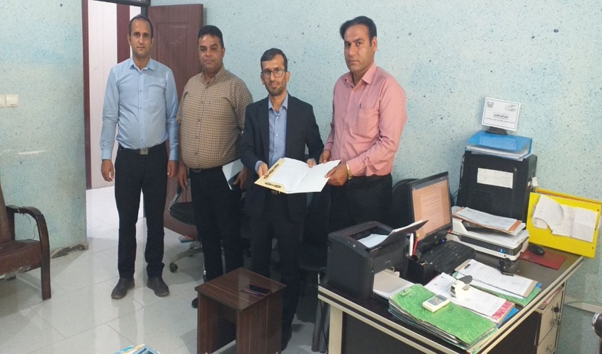 انعقاد تفاهم نامه میان مدیر عامل معدن واریزه کوهی تنگ خوش ۲ با آقای دراهکی رئیس اداره منابع طبیعی و آبخیزداری شهرستان دیر