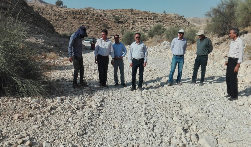 بازدید معاون آبخیزداری از محل احداث پروژه در روستای انارستان شهرستان دشتستان 