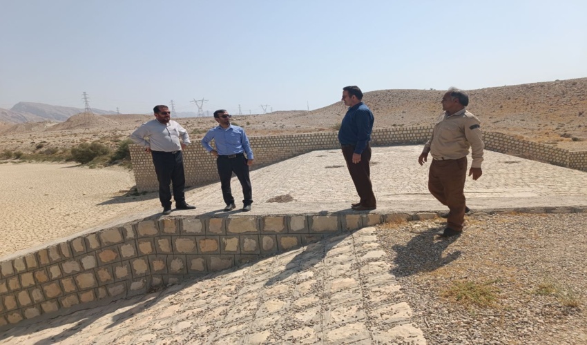 بازدید فرماندار از سد های آبخیزداری شهرستان دیر