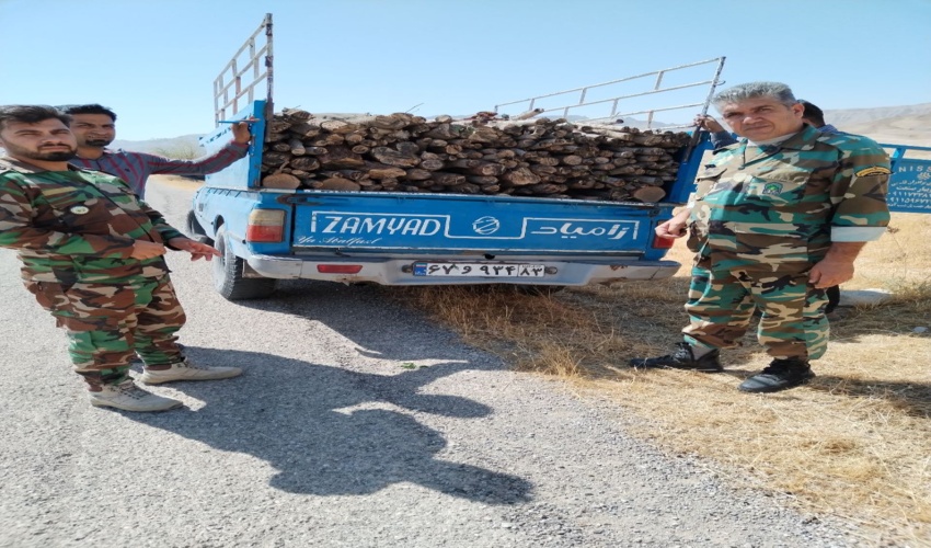 توقیف یک دستگاه خودرو نیسان حامل چوب