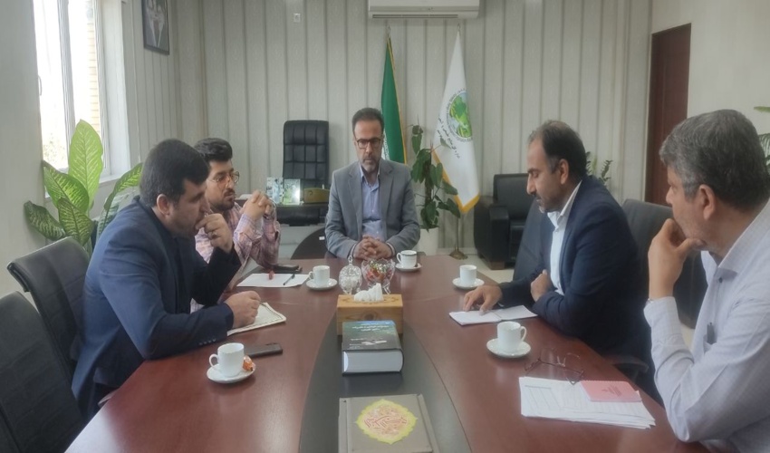 نشست نماینده نیروی هوافضای سپاه پاسداران  و نماینده سازمان املاک و اراضی نیروهای مسلح در استان بوشهربا مدیرکل  ومنابع طبیعی و آبخیزداری  استان بوشهر