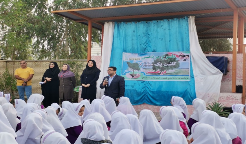  برنامه فرهنگ سازی درخت کاری  در مدرسه دخترانه مهتاب شهرستان دشتستان