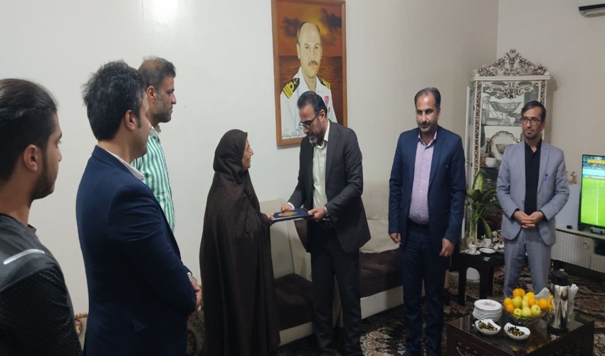 مدیر کل منابع طبیعی و آبخیزداری استان بوشهر با خانواده شهید والامقام کاکی زاده دیدار کرد.