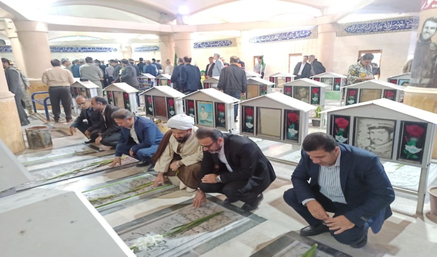   همزمان با آغاز دهه فجر  مراسم غبار رویی و گل افشانی گلزار شهدا شهر بوشهر برگزار شد  