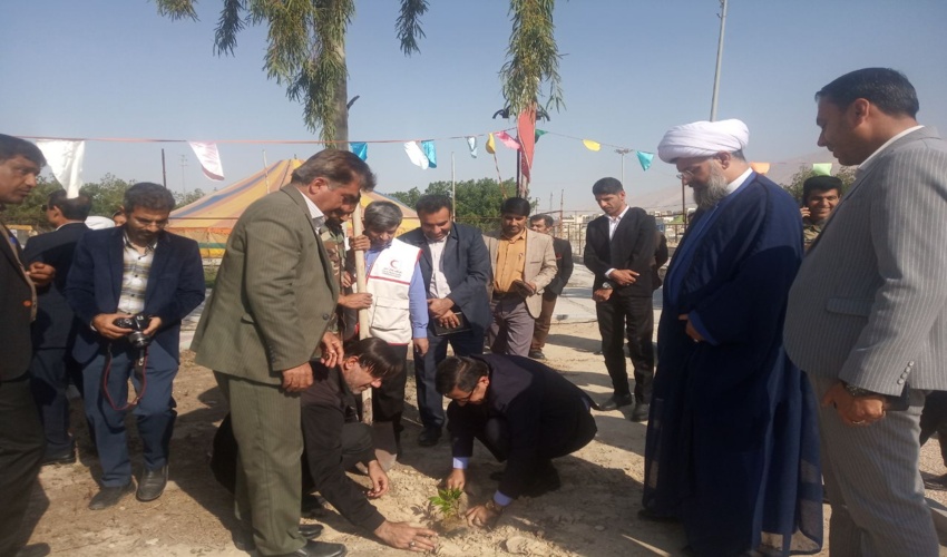 کاشت درخت به مناسبت آغاز هفته منابع طبیعی و روز درختکاری در شهرستان دشتی 