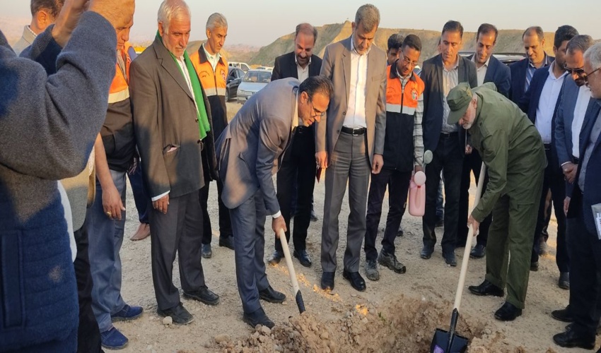 استاندار بوشهر به اتفاق مدیران دستگاههای اجرایی  اقدام به کاشت درخت نمودند.