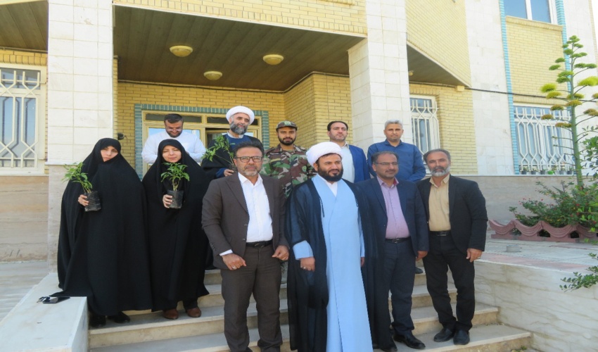 کاشت نهال بمناسبت هفته منابع طبیعی و تعامل حوزه علمیه خواهران با منابع طبیعی جهت تحقق طرح مردمی کاشت یک میلیارد درخت