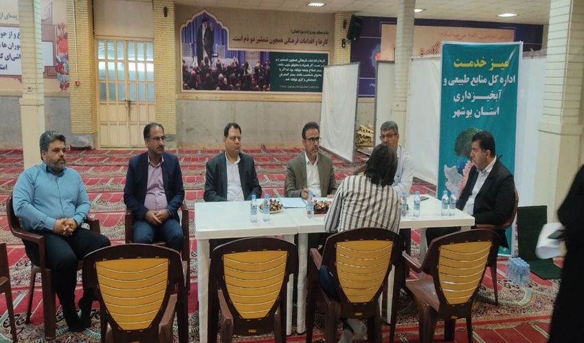 برپایی میز خدمت توسط مدیر کل منابع طبیعی و آبخیزداری استان بوشهر در مصلی نماز جمعه مرکز استان