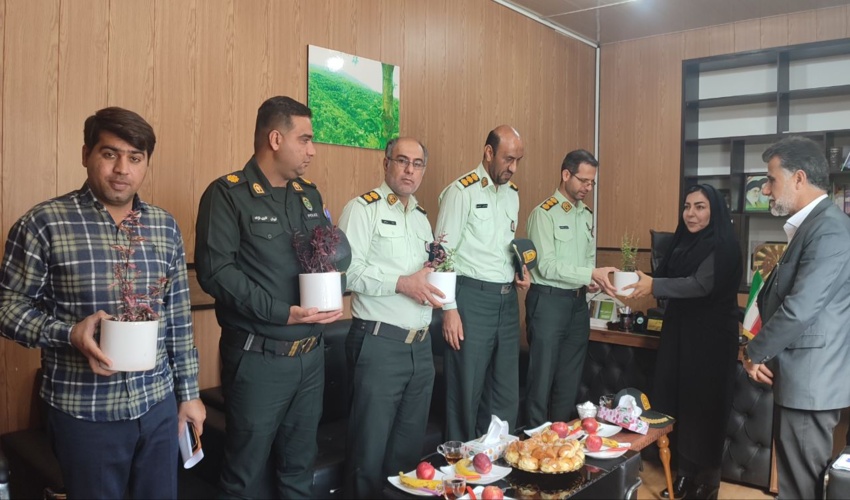 تقدیر از رئیس شهرستان گناوه بمناسبت روز حفاظت منابع طبیعی و قانون توسط فرماندهی نیروی انتظامی 