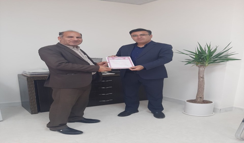 تحویل سند اداره همراه با کاشت نهال در اداره ثبت اسناد و املاک شهرستان جم