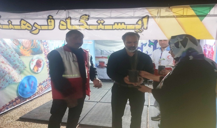 توزیع نهال رایگان در ایستگاه فرهنگی جمعیت هلال احمر شهرستان بوشهر در روز ۱۲ فروردین ماه روز جمهوری اسلامی