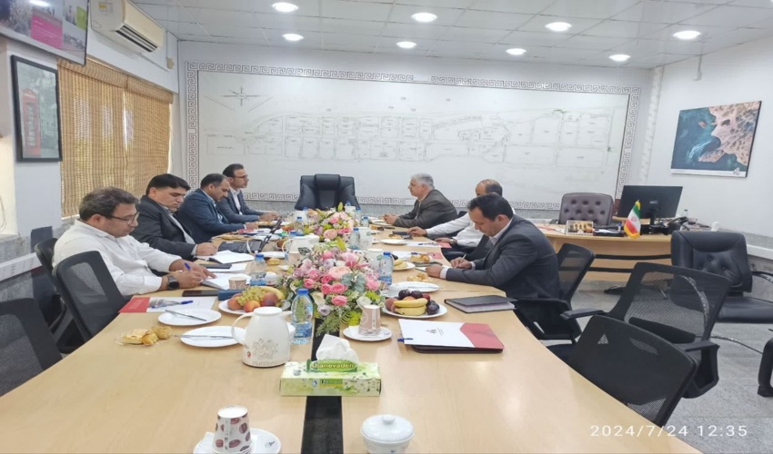 نشست مدیرکل منابع طبیعی بوشهر با مدیرعامل شرکت HSE پتروشیمی های عسلویه در راستای طرح‌مردمی کاشت یک میلیارد درخت 