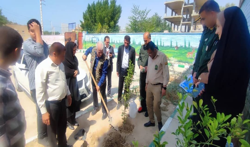 کاشت نهال در چهارمین روز از گرامیداشت هفته دفاع مقدس، با حضور مدیرکل آموزش و پرورش استان بوشهر، مسئول سازمان بسیج دانش آموزی استان و مسئولین شهرستان گ
