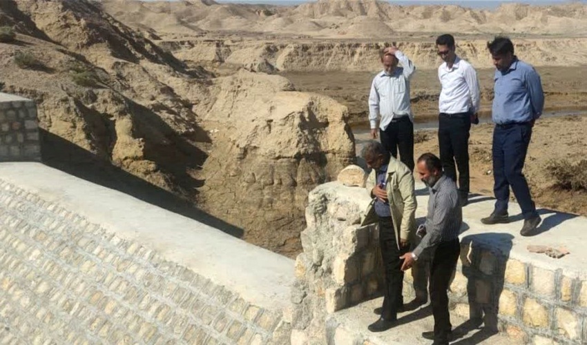 بازدید میدانی فرماندار شهرستان بوشهر از روند احداث بند سنگی ملاتی حوزه شهرستان بوشهر واقع در  روستای آبطویل 