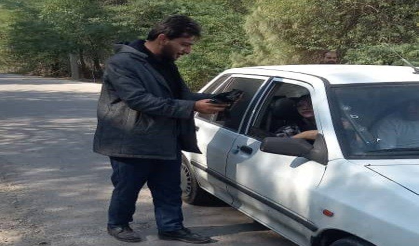 توزیع  کیسه زباله  به گردشگران و طبیعت دوستان  در درب ورودی پارک جنگلی چاه کوتاه 