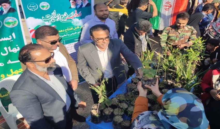 توزیع نهال رایگان در مسیر راهپیمایی روز۲۲ بهمن در شهر بوشهر