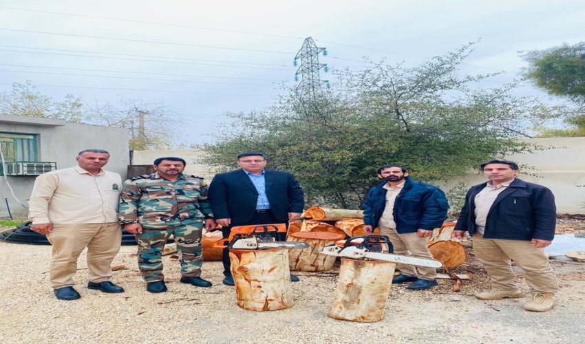 توقیف یک دستگاه خودرو حمل چوب قاچاق (گونه اکالیپتوس) در اراضی ملی در شهرستان جم