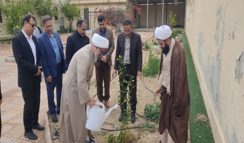 نماینده ولی فقیه در استان و امام جمعه بوشهر در روز درختکاری اقدام به کاشت دو اصله درخت نمود