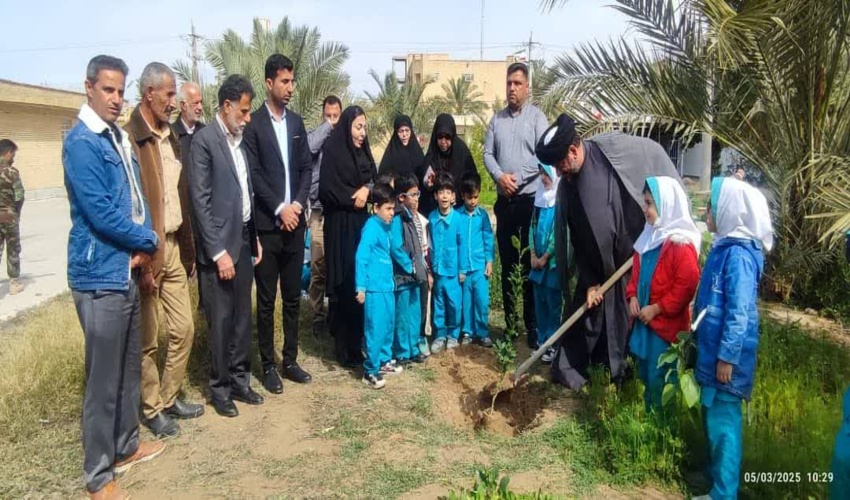 کاشت نهال در محوطه مصلی جمعه شهر گناوه به مناسبت روز درختکاری با حضور امام جمعه و با همراهی رئیس و پرسنل اداره منابع طبیعی شهرستان انجام شد.