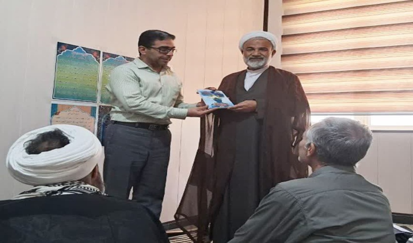 حجت‌الاسلام مصلح، امام جمعه شهرستان دشتستان، به همراه هیئتی در اداره منابع طبیعی و آبخیزداری این شهرستان حضور یافت و ضمن شرکت در نماز جماعت، از تلاش‌های این مجموعه در صیانت از انفال و اجرای طرح‌های بیابان‌زدایی و جنگل‌کاری و آبخیزداری قدردانی کرد