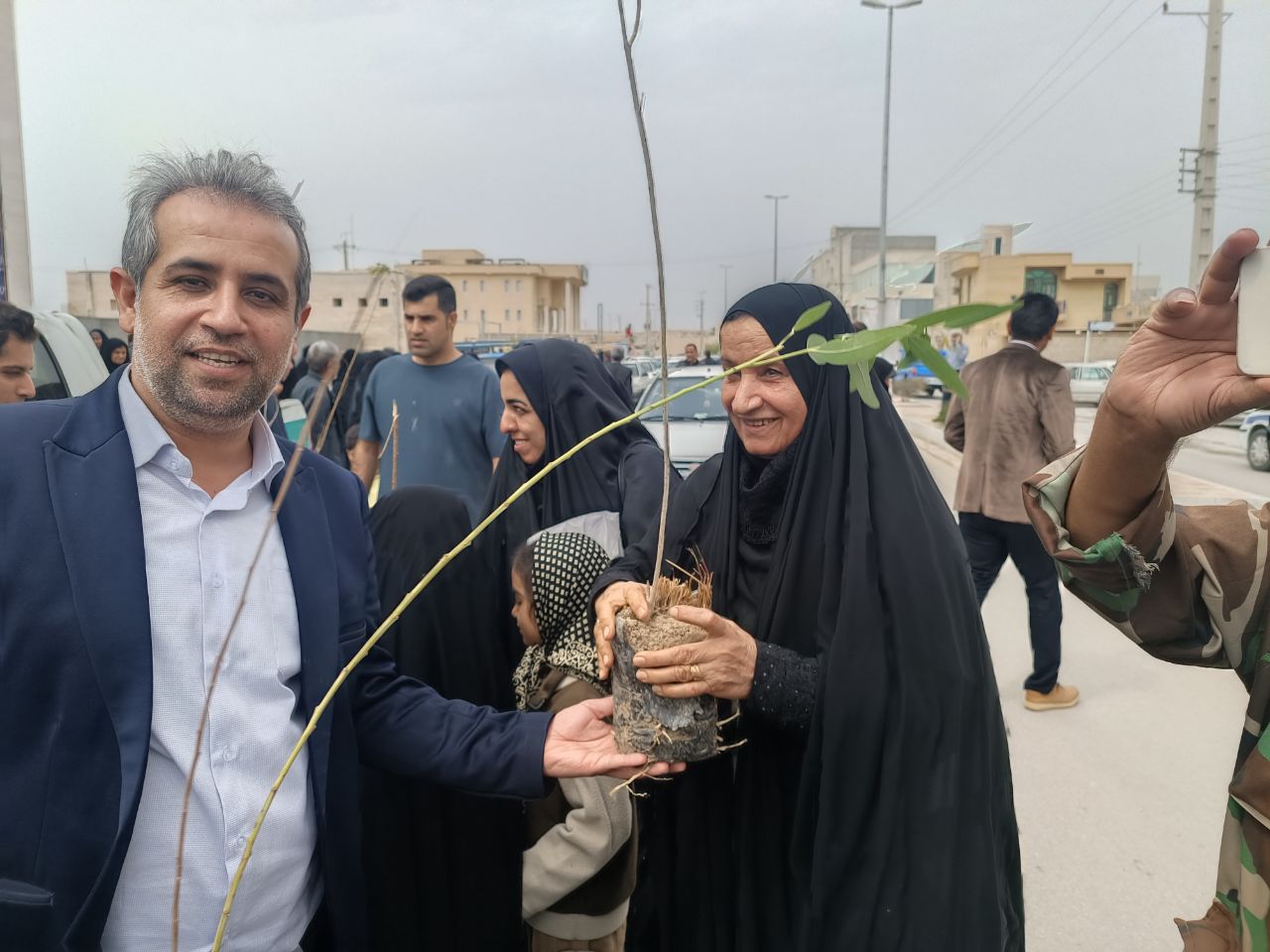 سومین روز از هفته منابع طبیعی با حضور رئیس و دیگر کارکنان اداره در محل مصلی شهر دیر برای شرکت در نماز جمعه، برپایی میز خدمت و توزیع نهال صورت پذیرفت.
