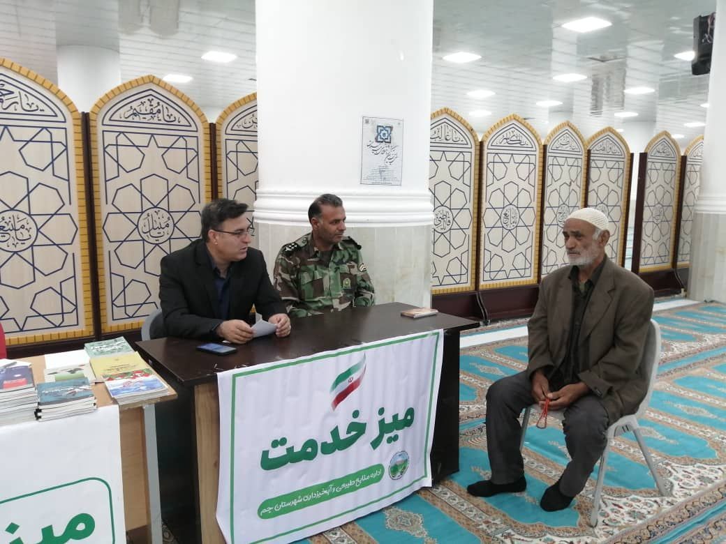 برپایی میز خدمت در مصلی نماز جمعه شهرستان جم با حضور رئیس اداره منابع طبیعی شهرستان جم به مناسبت هفته منابع طبیعی