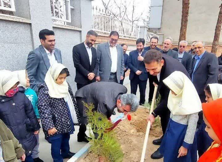 غرس نهال و زنگ طبیعت به مناسبت هفته منابع طبیعی با شعار وفاق وهمدلی برای حفظ منابع طبیعی
