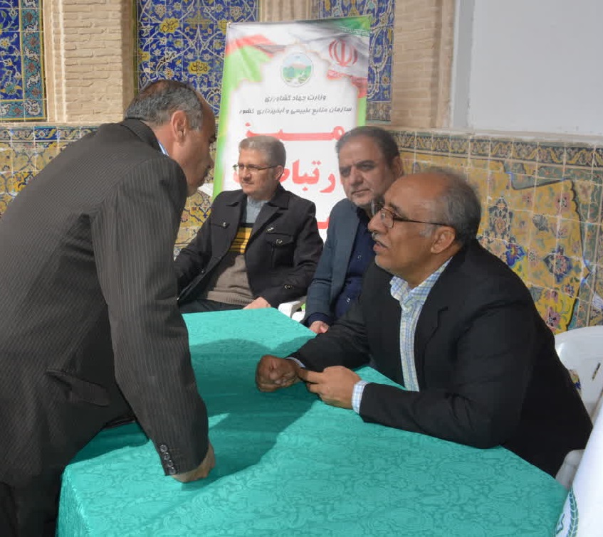 میز خدمت اداره منابع طبیعی و آبخیزداری شهرستان سمنان در مسجد امام خمینی سمنان برپا شد.